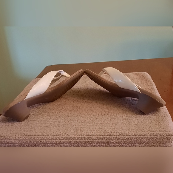 NWOT A2 by Aerosoles Beige Thong Kitten Heel Sandals - Picture 4 of 7